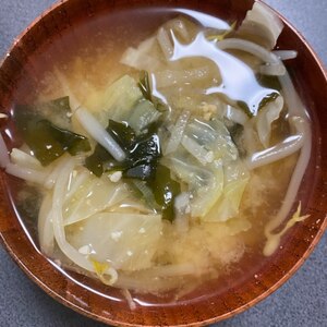 キャベツともやしわかめの味噌汁